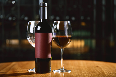 桌上放着酒瓶和酒杯。酒饮文化概念。Apperetes和幸存者。拷贝空间，暗背景