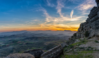 日落时分，安达卢西亚的el Torcal岩层和Montes de Malaga自然公园的景观