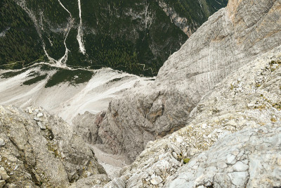 Oberbachernspitze -一个近距离，从上到下的意大利Dolomites山谷的视图。山坡