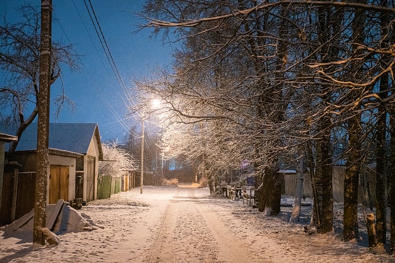 俄罗斯正在下雪。莫斯科州(克拉斯诺戈尔斯克)乡村房子或大厦的地区(俄罗斯别墅)。