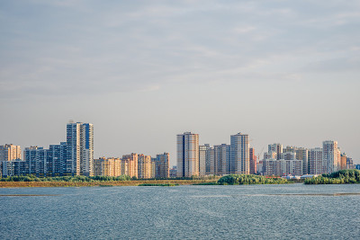 河岸通勤城镇的城市景观。