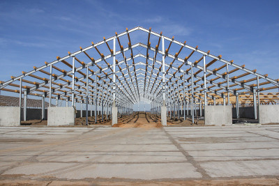 这座建筑物的框架是由钢梁构成的。不用砖的建筑。