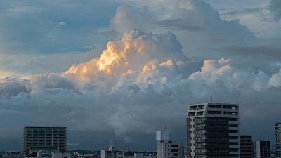 日本的天际线风景与戏剧性的雨云和美丽的橙色黎明在夏天
