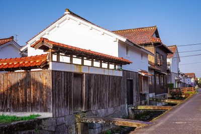 阳光明媚的清晨，仓吉白墙仓库(仓吉市内buki Tamagawa传统建筑保护区)的市容