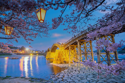 日落时分，日本岩国的金泰京大桥