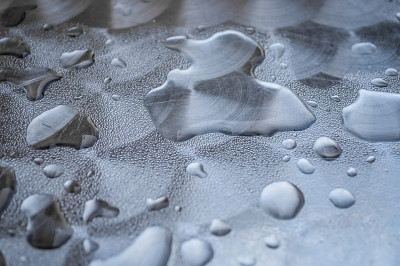 近距离观看雨水滴在金属表面
