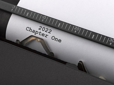 用老式打字机打出的“2022第一章“信息。