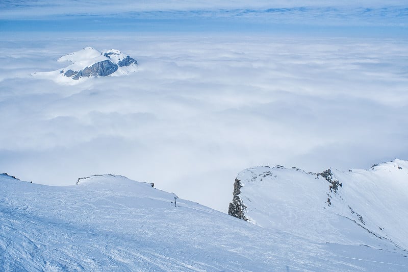 令人惊叹的雪山全景从希尔索恩，瑞士天际线