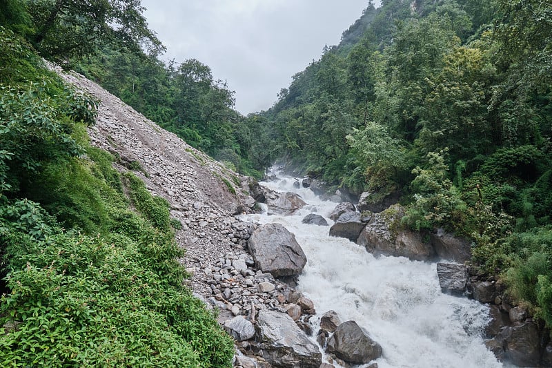 滑坡成河