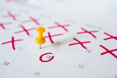 5月18日黄色大头针日历。提醒或期限概念。
