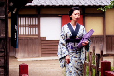 江户时代传统的日本妇女行走