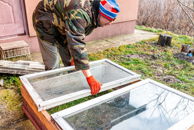 人工作diy项目建设的蔬菜冬季花园提高床冷框架箱在乌克兰别墅由农场房子