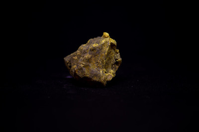 产于美国内华达州的一种雌黄矿物，有黑色背景