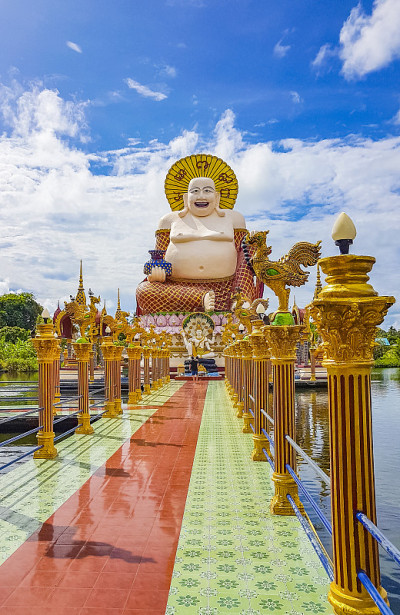 在泰国苏拉特他尼岛苏梅岛的Wat Plai Laem寺庙的彩色巨大的胖笑佛像