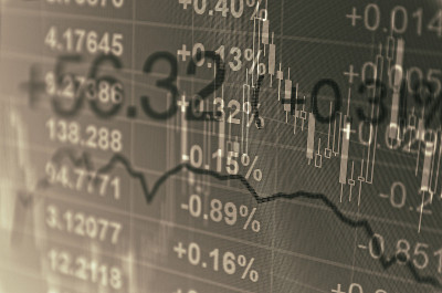 电脑显示器和交易软件。财务信息。