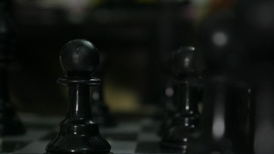 在磁铁棋盘上的黑人士兵