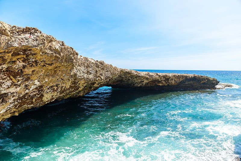 Shete Boka国家公园——位于加勒比海的Curacao小岛周围令人惊叹的风景——海浪拍打着海滩