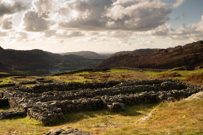 Hortknott Roman Fort Ruins伫立在holmbrook Lake区