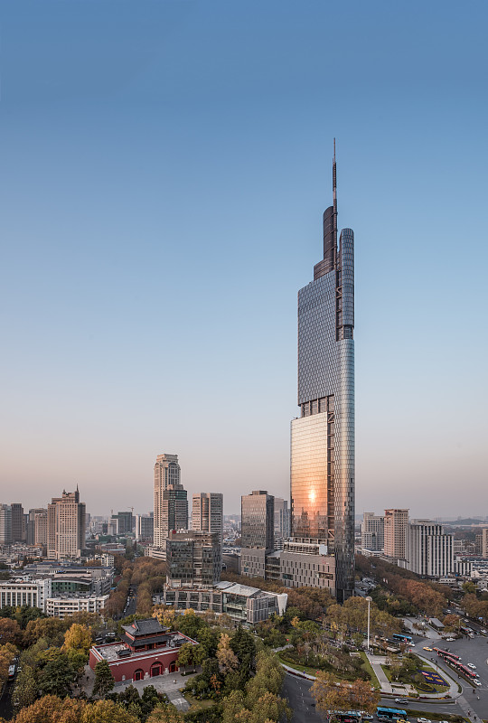 中国江苏省南京市鼓楼和紫峰大厦的秋景。