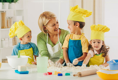 幼儿园教师和孩子们在烹饪活动