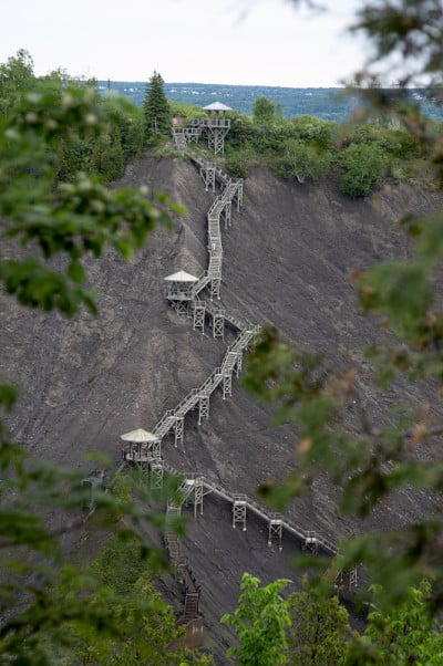 陡峭的斜坡上的楼梯