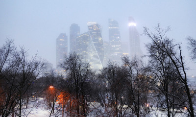 在大雪期间莫斯科摩天大楼的夜景