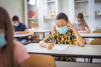 在教室里考试。青少年学生坐在教室里。