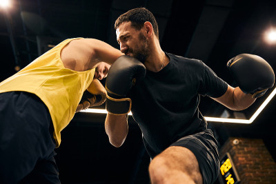 紧张的拳手向对手挥拳