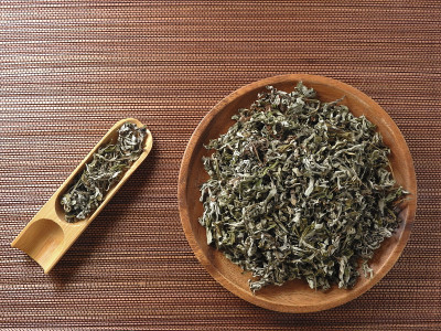 俯视图的干艾叶木制盘子和勺子。中国的草药。