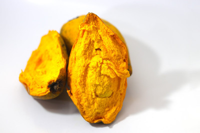 一组成熟的黄色蛋果或canistel(通常被称为纸杯蛋糕水果，Pouteria campechian