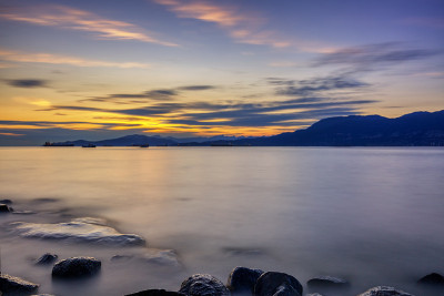 长时间暴露在夕阳下的海滩