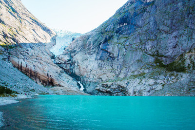 山上永恒的冰川和湖泊。