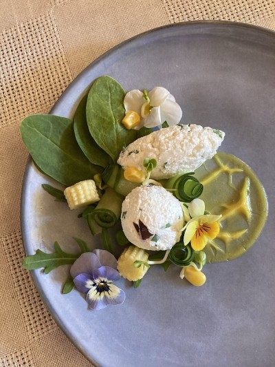 蓝盘山羊芝士配绿色沙拉和鲜花，风味十足