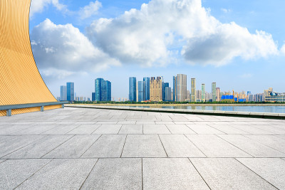杭州城市天际线和空旷的广场楼层