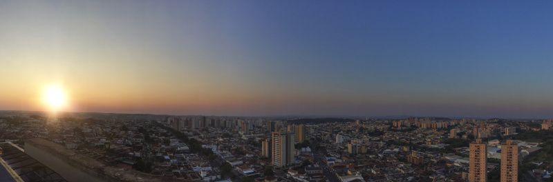 RIBEIRAO PRETO, SAO PAULO, BRAZIL——日落时分在城市里