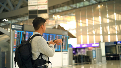 一位旅客在候机楼等候