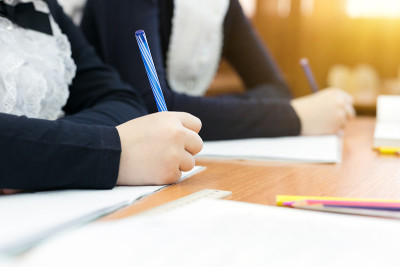 孩子们在学校写试卷。