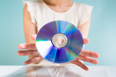 亚洲女人拿着DVD-ROM