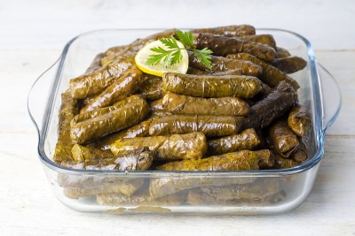 美味的多玛(sarma)填充葡萄叶米饭，。黎巴嫩dolma sarma餐盘上。黎巴嫩土耳其希腊中东烹