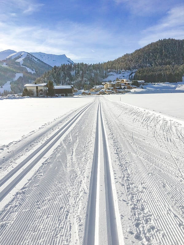 在阿肯基希的泰洛有风景优美的冬季雪景的越野滑雪步道