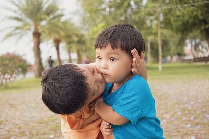 小男孩抓住弟弟亲吻