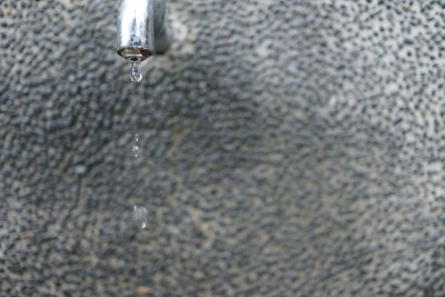 公园里有水的水龙头。关闭了。