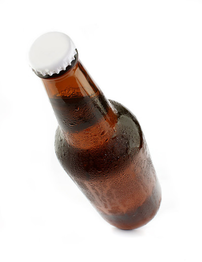 冰镇啤酒在棕色瓶子