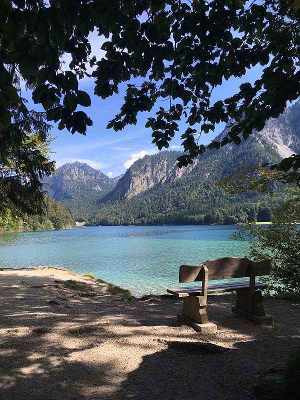 德国巴伐利亚阿尔卑斯湖，湖水湛蓝