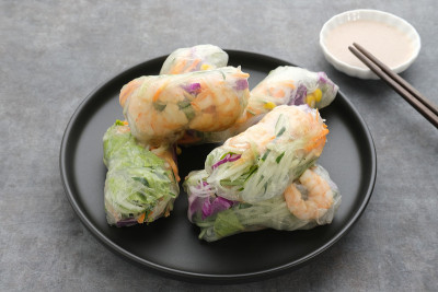 蔬菜春卷，鲜卷沙拉，由蔬菜和虾混合而成。