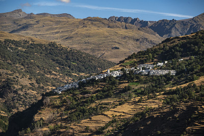 西班牙安达卢西亚，阿普贾拉斯，波奎拉山谷和Capileira村的风景