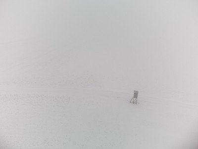 在冬日里，一架无人机在大雪纷飞的玉米田上，在浓雾中进行捕猎