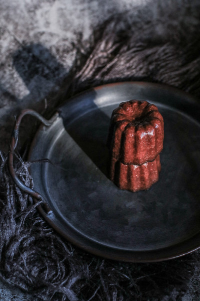波尔多的Caneles de bordeaux在日出的黑暗背景下。法国甜饼Canele朗姆酒和香草味