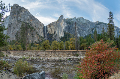 在秋季的大高峰上的优山美地瀑布与小溪的前景