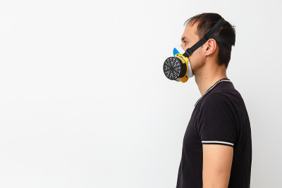 年轻的工人，红色的硬顶和防护面具